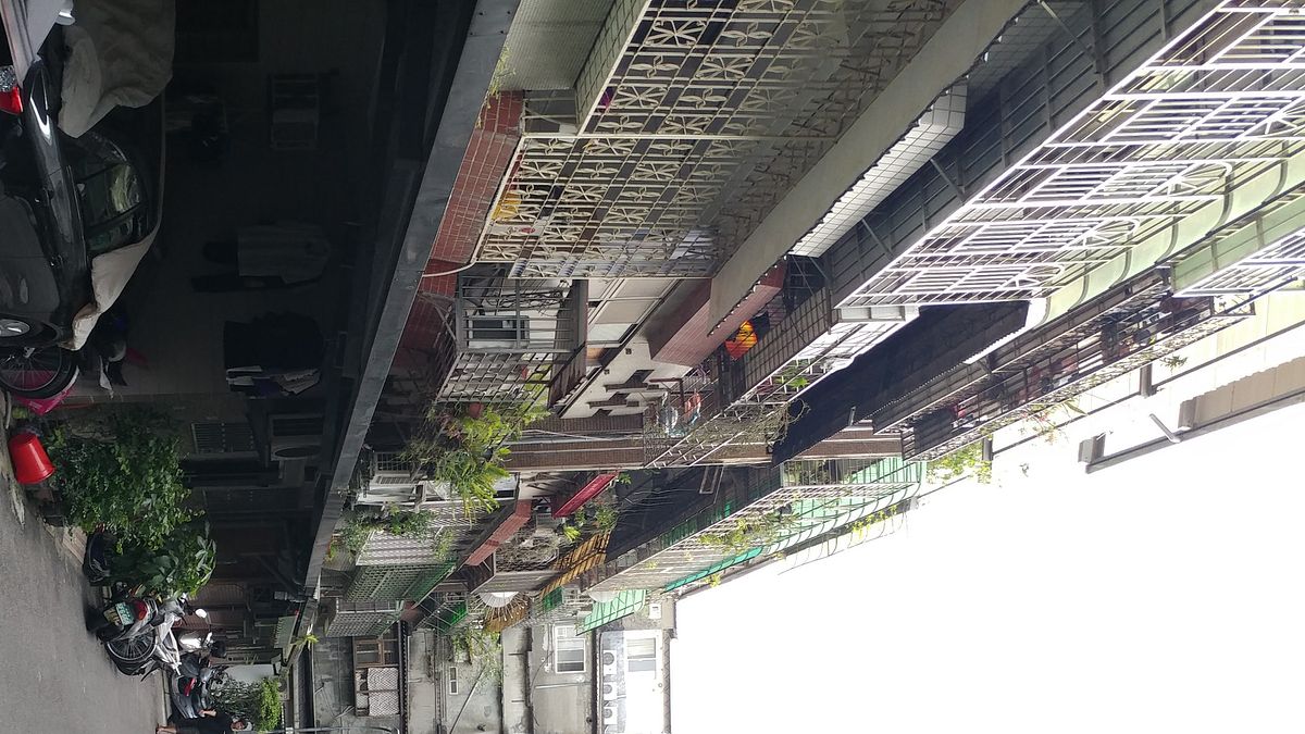 雙北年輕人若想入住蛋黃區,往往只能屈就年紀跟自己爸媽一樣大的中古公寓。(新新聞資料照) 雙北年輕人若想入住蛋黃區,往往只能屈就年紀跟自己爸媽一樣大的中古公寓。(新新聞資料照)