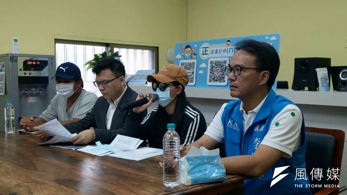 新竹市某國中日前傳出棒球隊學員遭霸凌、性侵事件。11日上午立委鄭正鈐在新竹服務處召開記者會,盼球隊勿倉促解散,令「被害人似乎變成加害人」。由右而左為新竹市議員李國璋、受害學生姊姊、鄭正鈐及受害學生父親。(潘維庭攝)