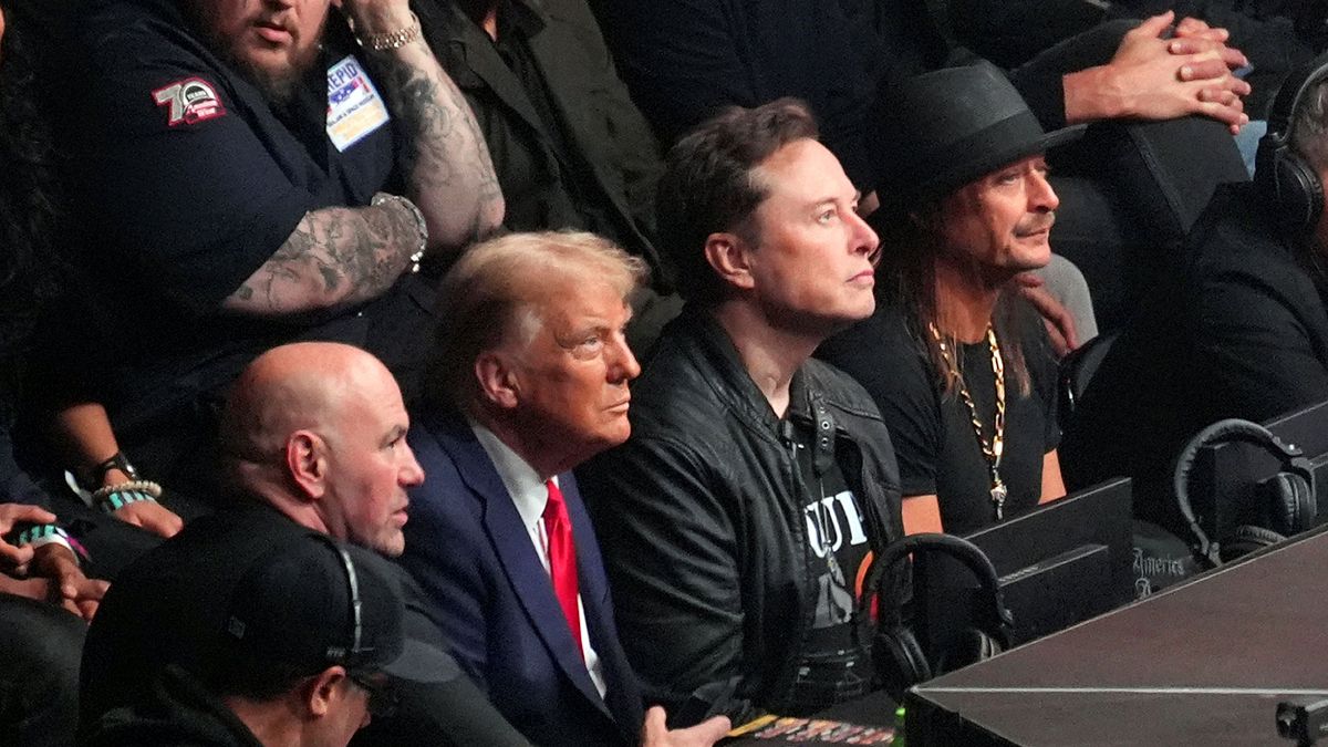 馬斯克(中右)與川普一起出席觀看UFC賽事。(美聯社) 馬斯克(中右)與川普一起出席觀看UFC賽事。(美聯社)