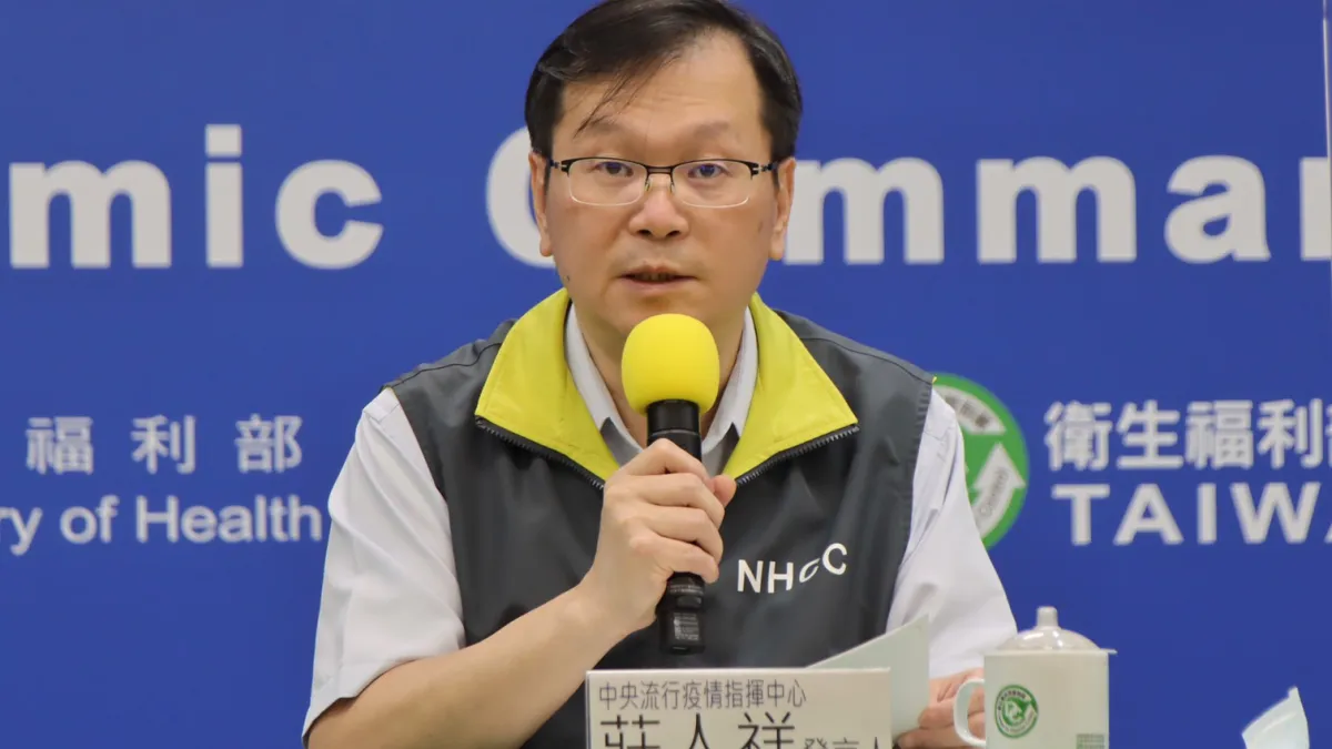 疫情指揮中心發言人莊人祥面對記者提問卻脫口而出「我為什麼要告訴你?」,反映出專業的傲慢!(疫情指揮中心提供)