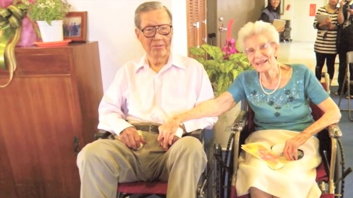 鶼鰈情深的林澄輝、林鄧璐德夫妻。(圖/想想論壇提供|作者翻攝自YouTube ) 鶼鰈情深的林澄輝、林鄧璐德夫妻。(圖/想想論壇提供|作者翻攝自YouTube )