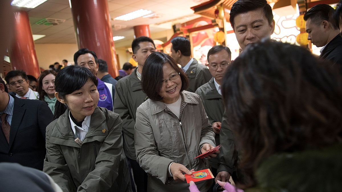 總統蔡英文抵中壢仁海宮,不少民眾知道總統到中壢發紅包福袋,一大早起的排隊人龍,就排到幾乎看不到盡頭。(總統府提供) 總統蔡英文抵中壢仁海宮,不少民眾知道總統到中壢發紅包福袋,一大早起的排隊人龍,就排到幾乎看不到盡頭。(總統府提供)