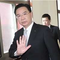 国安会秘書長の呉釗燮氏(中央)の元部下である何仁傑氏(右後)がスパイ事件に関わり、民進党に一連の政治的影響を与えた。(黄国昌のFacebookより) 国安会秘書長の呉釗燮氏(中央)の元部下である何仁傑氏(右後)がスパイ事件に関わり、民進党に一連の政治的影響を与えた。(黄国昌のFacebookより)