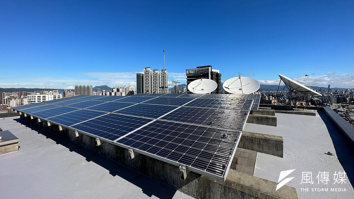 頂樓設置太陽能板,運用再生能源達到環保。(圖/傑仕堡有氧酒店提供) 頂樓設置太陽能板,運用再生能源達到環保。(圖/傑仕堡有氧酒店提供)