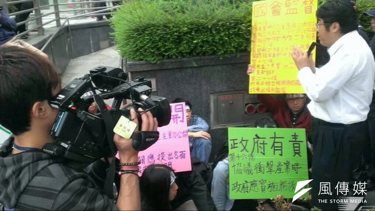 反服貿學生2日到國民黨中央黨部外要求速定兩岸協定締結條例,圖中穿白上衣人士是民主平台幹部賴中強。(羅暐智攝)