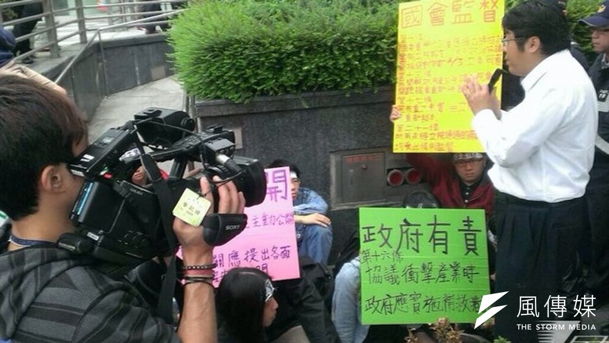 反服貿學生2日到國民黨中央黨部外要求速定兩岸協定締結條例,圖中穿白上衣人士是民主平台幹部賴中強。(羅暐智攝) 反服貿學生2日到國民黨中央黨部外要求速定兩岸協定締結條例,圖中穿白上衣人士是民主平台幹部賴中強。(羅暐智攝)