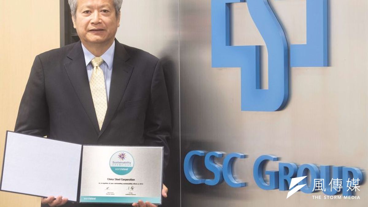 中鋼公司董事長翁朝棟宣布,董事會通過兩項環保改善計畫投資。(圖/徐炳文攝) 中鋼公司董事長翁朝棟宣布,董事會通過兩項環保改善計畫投資。(圖/徐炳文攝)