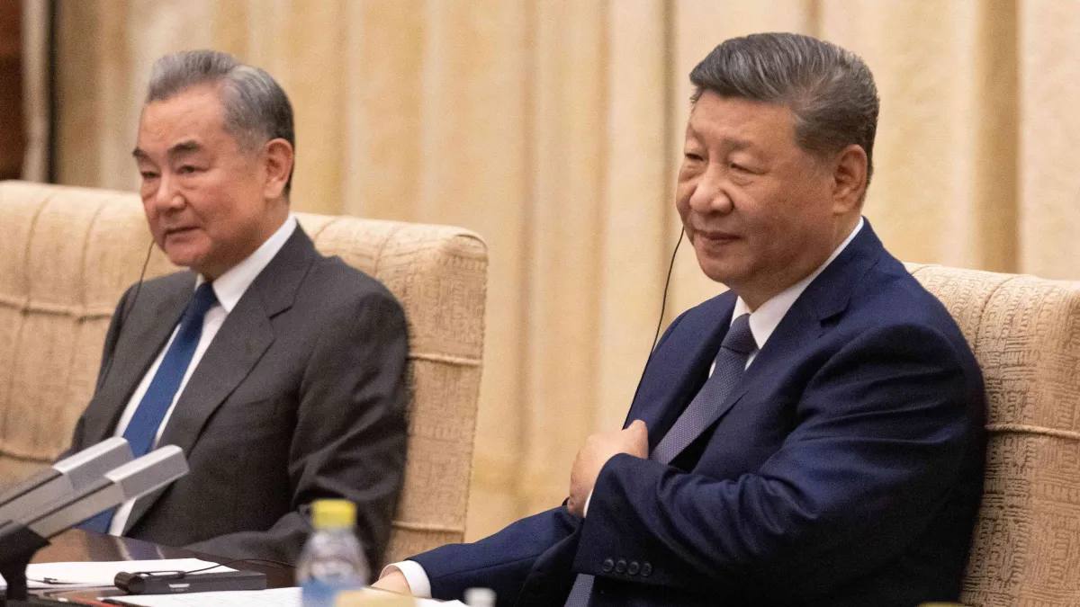 美國德州聖湯瑪斯大學國際研究講座教授葉耀元認為,《三國演義》第87回的「攻心為上,攻城為下;心戰為上,兵戰為下」,就是北京孤立及離間台灣的思維,圖為2026年2月25日,中國國家主席習近平在北京釣魚台國賓館會見德國總理梅爾茨。(美聯社)