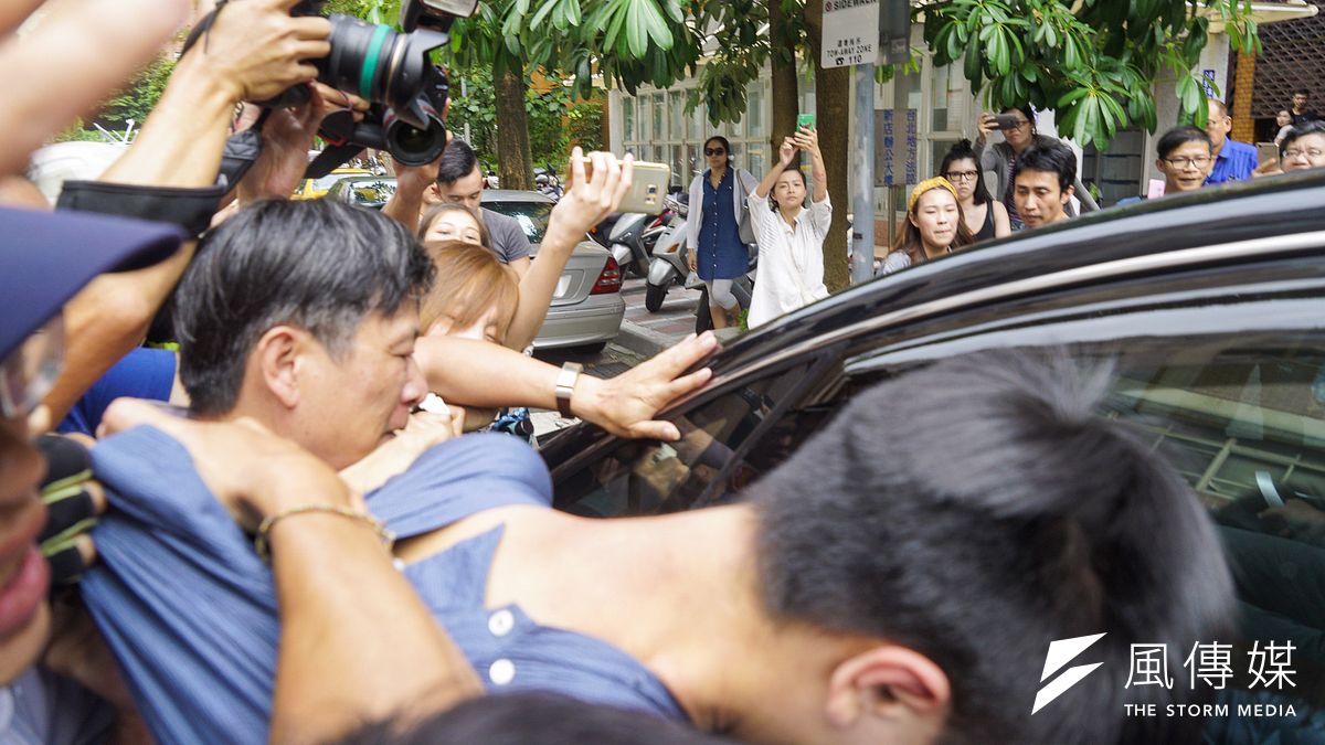 台大僑生陳皓揚涉違反野生動物保育法案開庭,愛貓人士群集前往旁聽,陳嫌交保時遭民眾追打。(陳明仁攝) 台大僑生陳皓揚涉違反野生動物保育法案開庭,愛貓人士群集前往旁聽,陳嫌交保時遭民眾追打。(陳明仁攝)