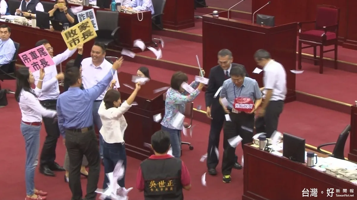 柯文哲議會施政報告 議員送可達鴨諷刺滿意度墊底