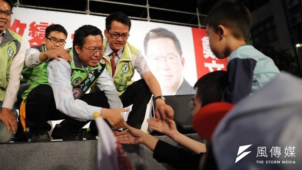 雖然一開始選情不被看好,但鄭文燦走遍桃園握手搏感情,和選民從陌生到熟悉,支持率也逐步走揚。(取自鄭文燦臉書) 雖然一開始選情不被看好,但鄭文燦走遍桃園握手搏感情,和選民從陌生到熟悉,支持率也逐步走揚。(取自鄭文燦臉書)