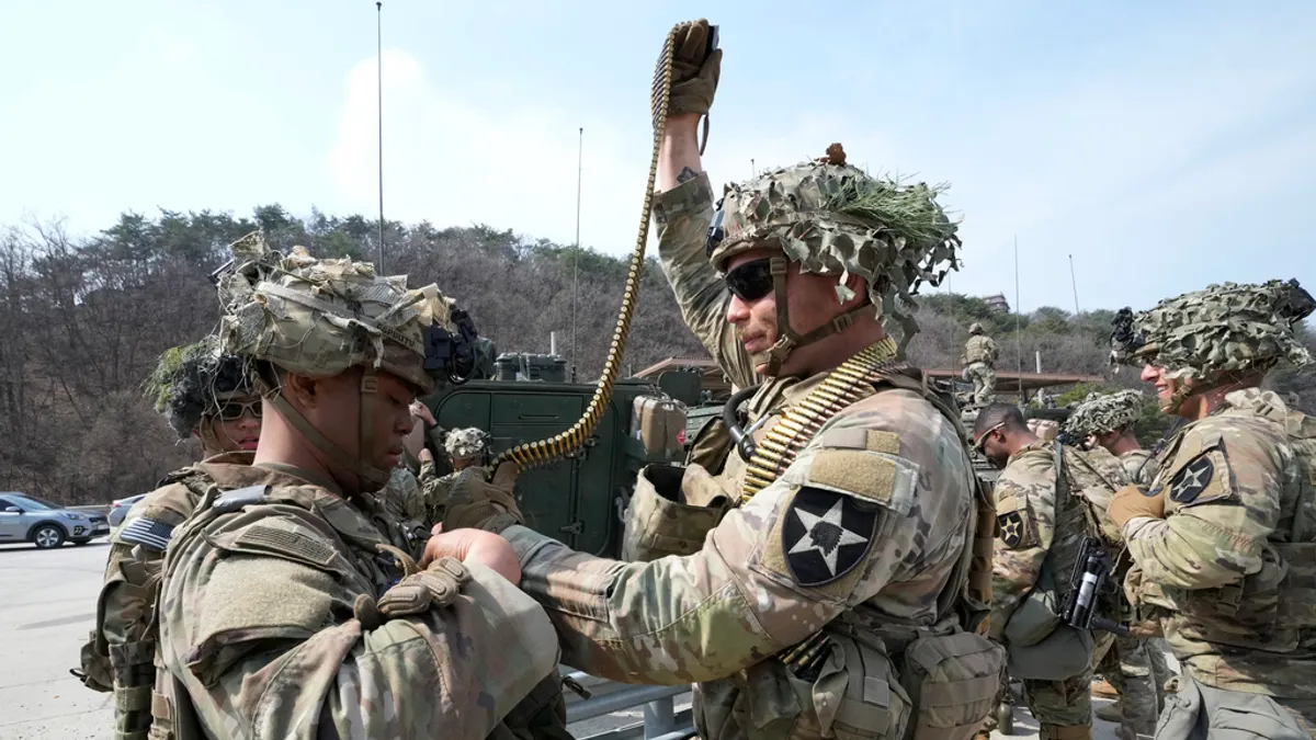 2023年3月22日,駐韓美軍準備參加美韓聯合實彈演習。(美聯社)