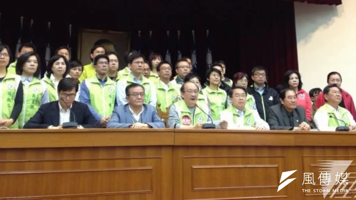民進黨立委說,如果警方敢攻堅議場,他們將流血捍衛。圖為上午民進黨團在委員會之後合影。(王立柔攝)