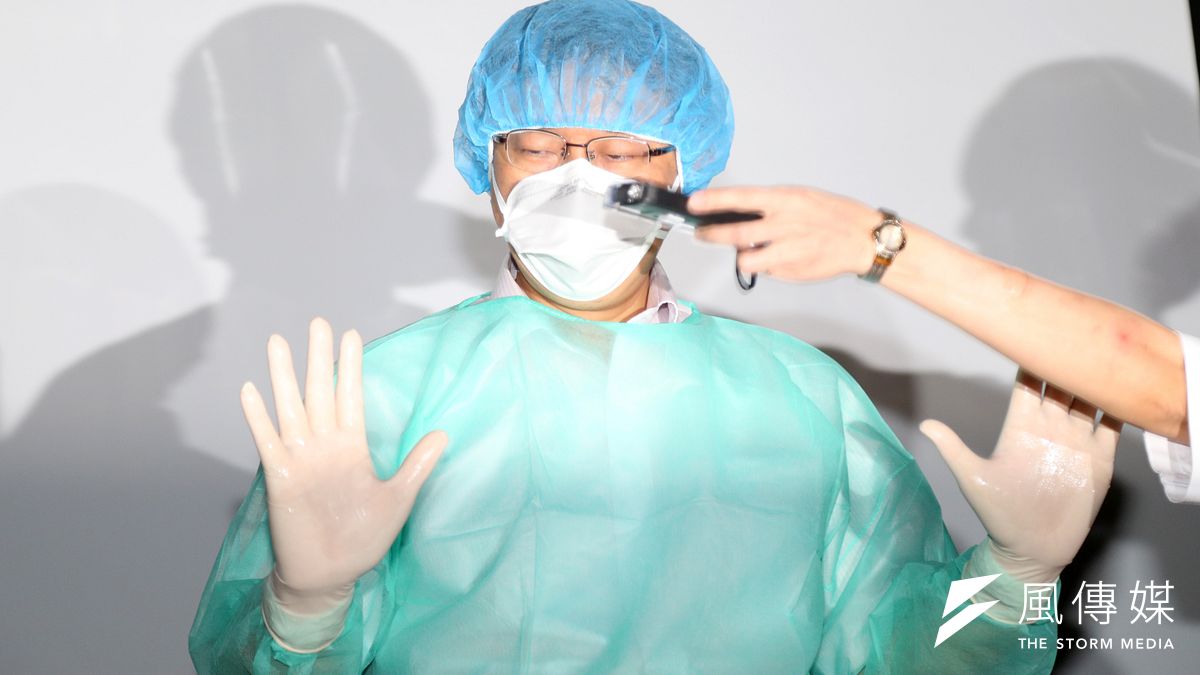 台北市長柯文哲參加聯合醫院中興院區的MERS防疫演習,他還現場示範穿防護衣。(吳逸驊攝) 台北市長柯文哲參加聯合醫院中興院區的MERS防疫演習,他還現場示範穿防護衣。(吳逸驊攝)