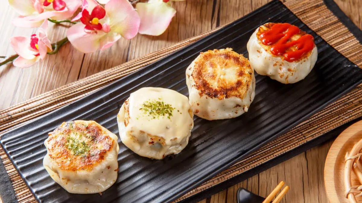 「好吃不過餃子」使用上等豬前腿肉與本土高山高麗菜、配上宜蘭蔥與祕方調製而成的波霸餃子,麵皮Q彈、內餡飽滿,左起為海苔波霸,起司波霸,原味波霸,極辣炙燒波霸。(圖/萬分極炙提供)