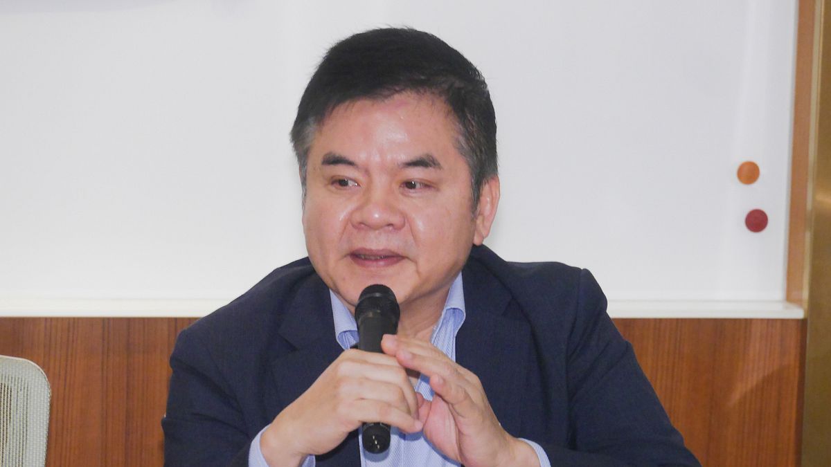 民進黨立委莊瑞雄(見圖)8日出席黨團協商時,才在發言時提及「有直播的誰敢在這個地方胡說八道」,不久後卻又開完笑要國民黨原住民立委鄭天財「不要亂出草」。(資料照,蔡親傑攝) 民進黨立委莊瑞雄(見圖)8日出席黨團協商時,才在發言時提及「有直播的誰敢在這個地方胡說八道」,不久後卻又開完笑要國民黨原住民立委鄭天財「不要亂出草」。(資料照,蔡親傑攝)