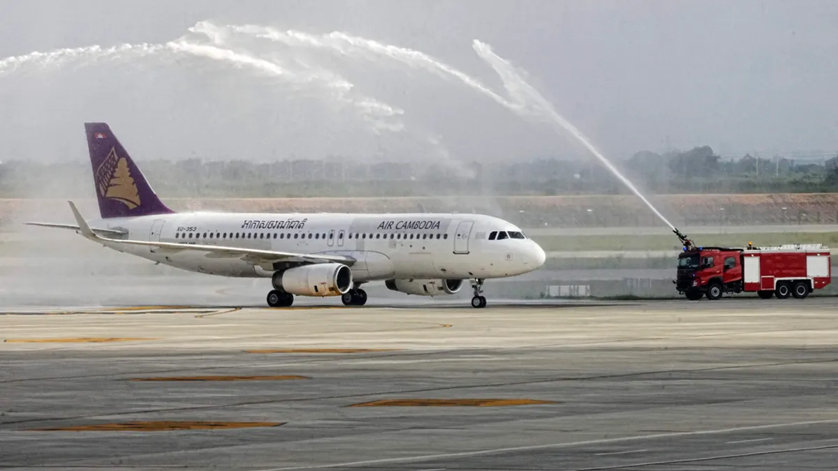 柬埔寨9/9啟用新落成的德崇機場,柬埔寨航空成為第一架降落的航班。(美聯社) 柬埔寨9/9啟用新落成的德崇機場,柬埔寨航空成為第一架降落的航班。(美聯社)