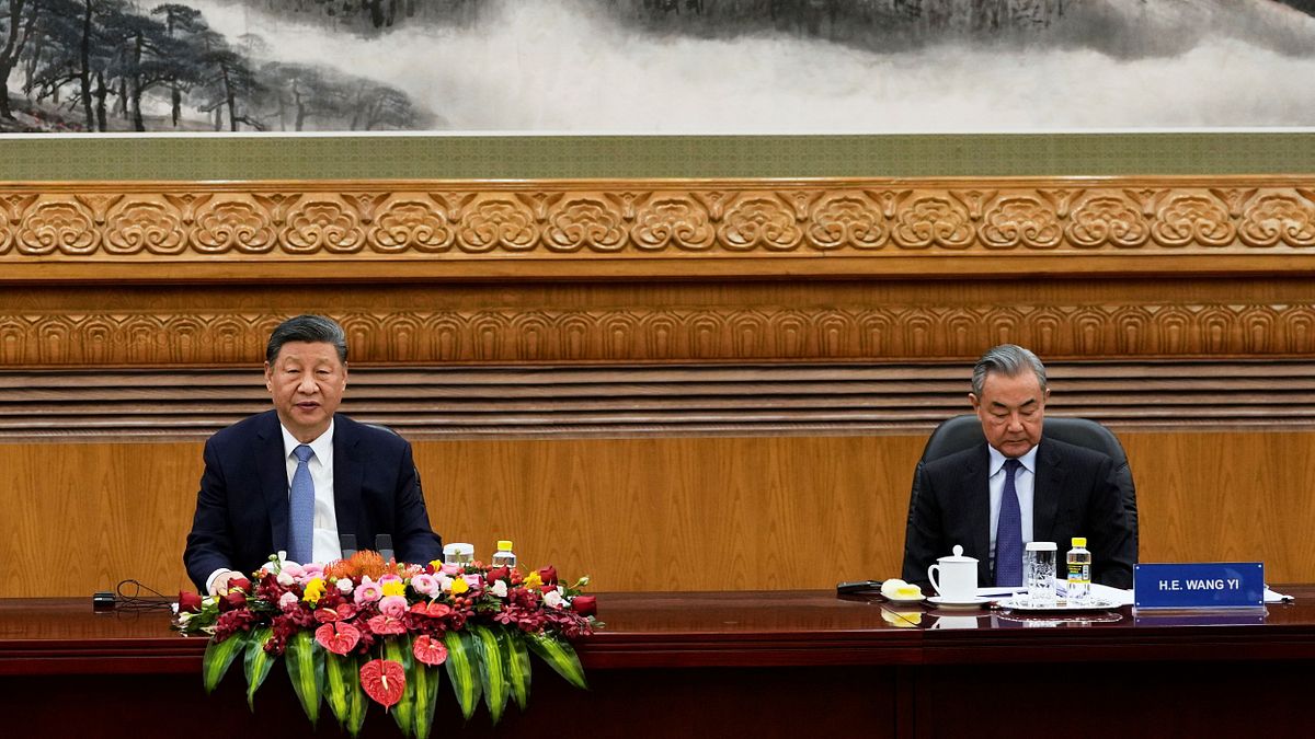 中国国家主席習近平(左)と外相王毅。(AP通信) 中国国家主席習近平(左)と外相王毅。(AP通信)