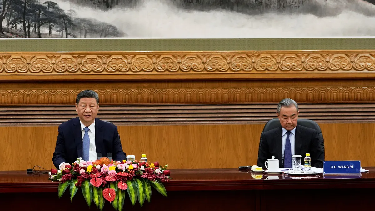 中国国家主席習近平(左)と外相王毅。(AP通信)