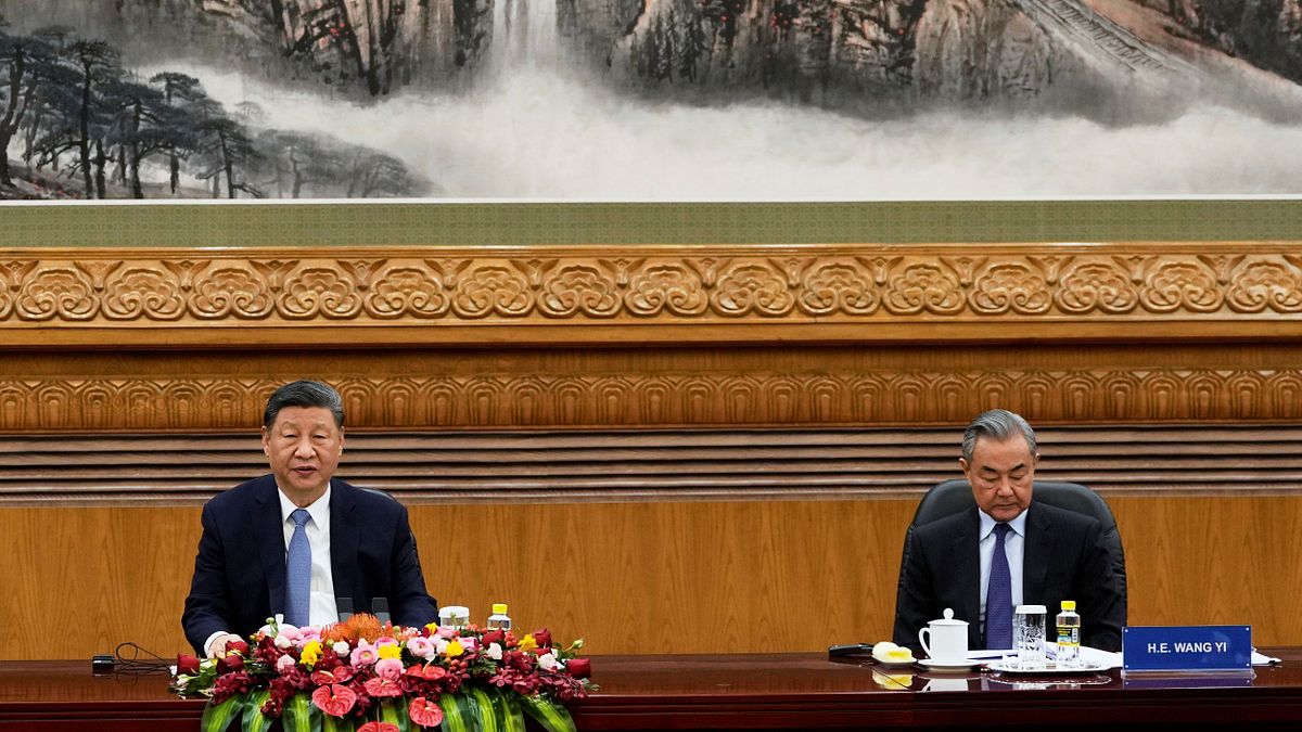 中國國家主席習近平(左)與外長王毅。(美聯社) 中國國家主席習近平(左)與外長王毅。(美聯社)