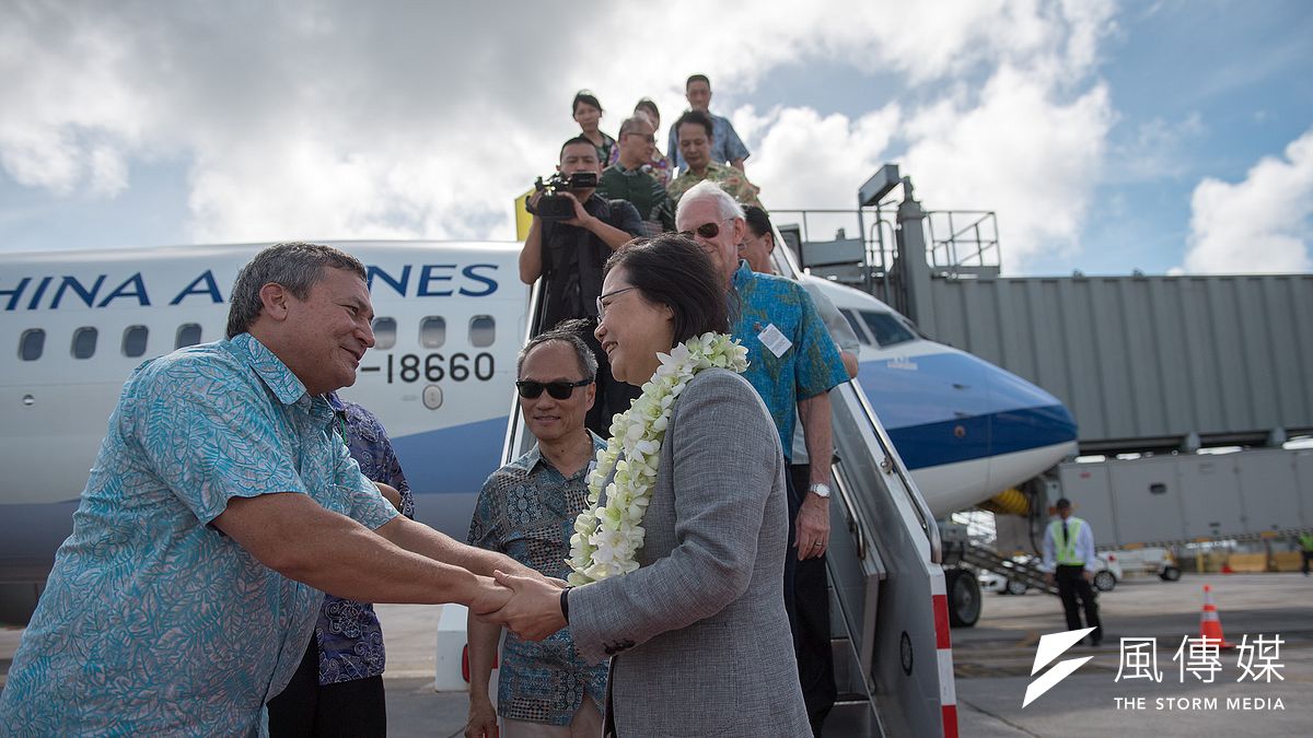 總統蔡英文出席美國關島總督府歡迎酒會,關島總督卡爾沃(Eddie Baza Calvo)迎接。(總統府提供) 總統蔡英文出席美國關島總督府歡迎酒會,關島總督卡爾沃(Eddie Baza Calvo)迎接。(總統府提供)