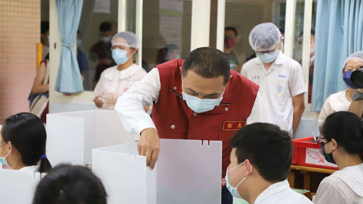 新北市長侯友宜到教室檢視班級通風及使用午餐隔板情形,同時了解同學防疫觀念,強調用餐時不併桌共食、不交談,維持社交距離或使用隔板。(圖/新北市教育局提供) 新北市長侯友宜到教室檢視班級通風及使用午餐隔板情形,同時了解同學防疫觀念,強調用餐時不併桌共食、不交談,維持社交距離或使用隔板。(圖/新北市教育局提供)