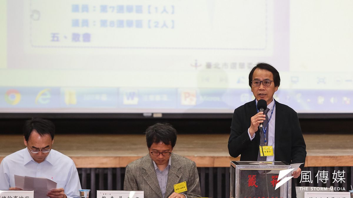 台北市副市長林欽榮在兼全選委會主委前拍片力挺民進黨高雄市長候選人陳其邁,仍有適法爭議。圖為林欽榮主持台北市選委會號次抽籤。(顏麟宇攝) 台北市副市長林欽榮在兼全選委會主委前拍片力挺民進黨高雄市長候選人陳其邁,仍有適法爭議。圖為林欽榮主持台北市選委會號次抽籤。(顏麟宇攝)