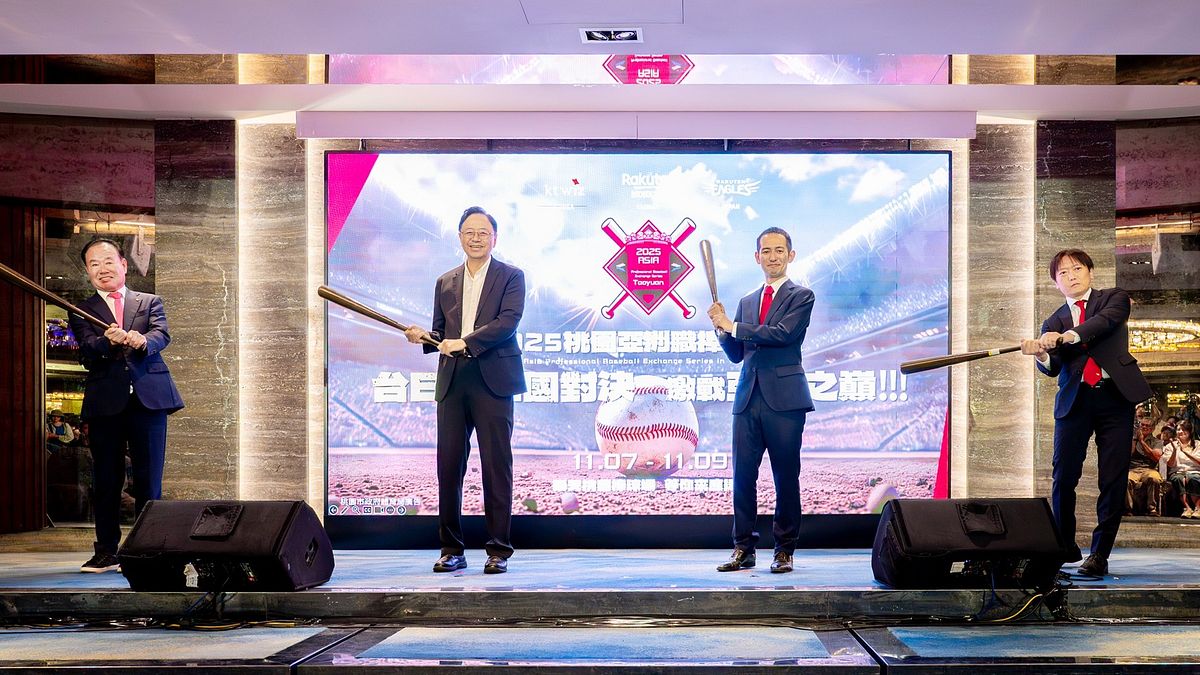 韓國KT巫師執行長李浩植、張善政市長、樂天桃猿領隊牧野幸輝及東北樂天金鷲執行役員管理本部長岡田朋城一同揮棒宣告賽事正式啟動。(圖/桃園市政府提供) 韓國KT巫師執行長李浩植、張善政市長、樂天桃猿領隊牧野幸輝及東北樂天金鷲執行役員管理本部長岡田朋城一同揮棒宣告賽事正式啟動。(圖/桃園市政府提供)