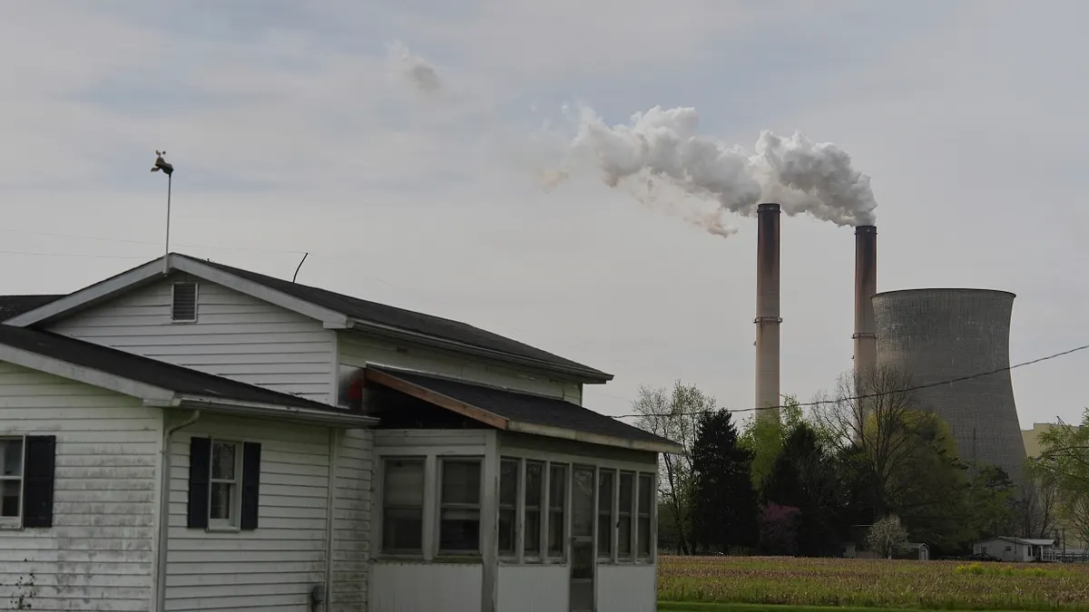 川普政府撥出經費重建煤炭產業。圖為美俄亥俄州柴郡的燃煤發電廠。(美聯社) 川普政府撥出經費重建煤炭產業。圖為美俄亥俄州柴郡的燃煤發電廠。(美聯社)