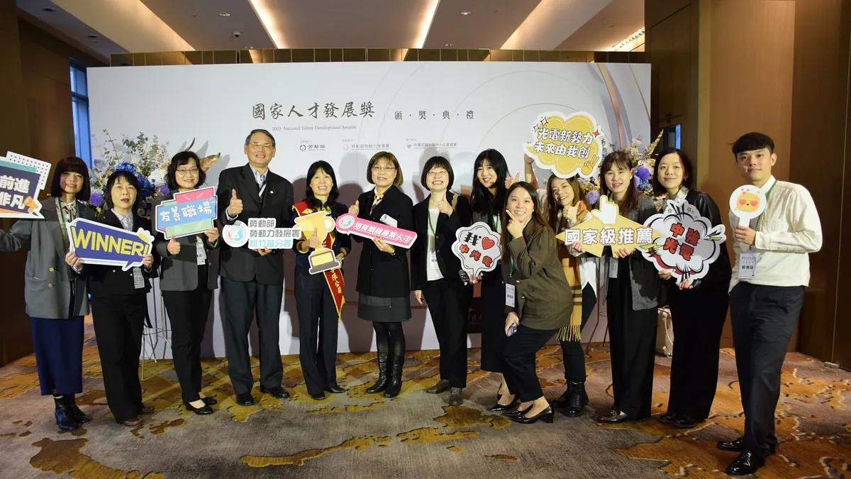 桃竹苗分署長賴家仁(左4)與勞發署施淑惠副署長(左6),與獲頒大型企業獎的中強光電林惠姿總經理(左5)及其團隊成員一同合影留念。(圖/勞動力發展署桃竹苗分署提供) 桃竹苗分署長賴家仁(左4)與勞發署施淑惠副署長(左6),與獲頒大型企業獎的中強光電林惠姿總經理(左5)及其團隊成員一同合影留念。(圖/勞動力發展署桃竹苗分署提供)