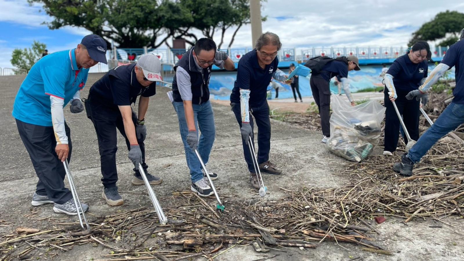 中市攜手綠能企業打造海洋永續行動 魚苗放流、淨灘護岸多管齊下
