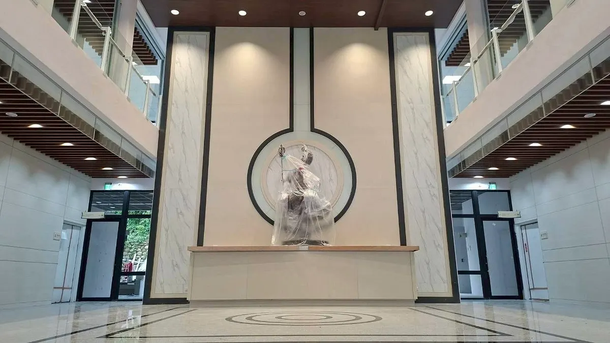 東勢區第一公墓納骨塔完工預計115年啟用,一樓設有服務中心、家屬休息室、祭祀大廳及行政辦公室。(圖/台中市政府) 東勢區第一公墓納骨塔完工預計115年啟用,一樓設有服務中心、家屬休息室、祭祀大廳及行政辦公室。(圖/台中市政府)