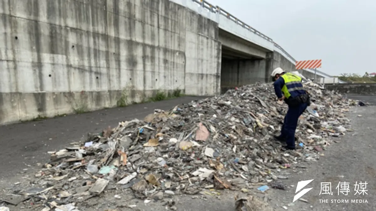 接獲民眾通報空地違法遭回填、堆置營建混合物,大樹區大坑里高屏溪旁河川地。(圖/徐炳文攝)