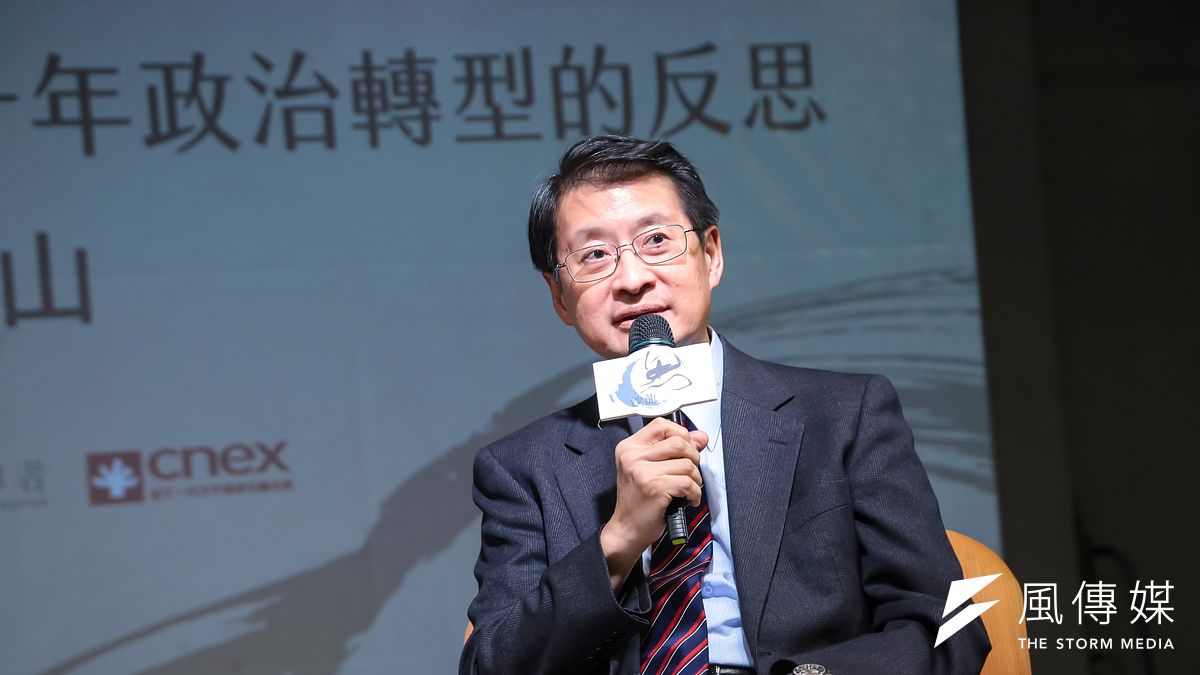 中研院政治學研究所長吳玉山8日主持思沙龍「當經濟往前、政治往後─對中國四十年政治轉型的反思」座談。(顏麟宇攝) 中研院政治學研究所長吳玉山8日主持思沙龍「當經濟往前、政治往後─對中國四十年政治轉型的反思」座談。(顏麟宇攝)