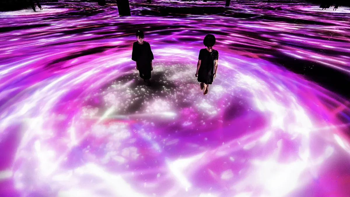 東京豊洲のチームラボプラネッツにて3月1日より春限定の桜空間が公開され、累計来館者数1000万人突破や施設の大規模拡張を経てさらなる没入型アート体験を提供する。(写真/チームラボプラネッツ TOKYO PR事務局提供)