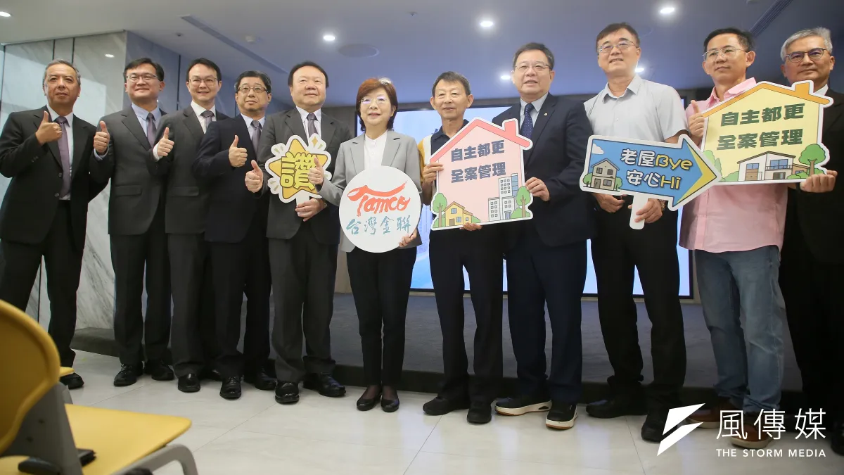 台灣金聯行管部經理連文彬(左起)、資二部經理邱俊富、資一部協理何祖睿、副總林中文、代理總經理黃顯鈞、董事長宮文萍,以及高雄河濱商城更新會理事長周重曉、不動產估價師王進祥、兩位更新會常務理事方定成與張嘉文、台灣金聯稽核部經理張裕鸘,26日於記者會合影。(柯承惠攝)