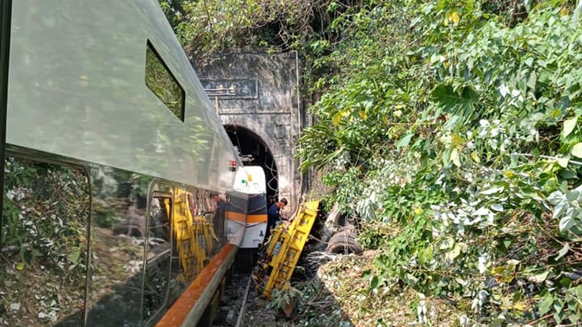 台鐵太魯閣號2日上午嚴重出軌。(取自阿美族的歌臉書) 台鐵太魯閣號2日上午嚴重出軌。(取自阿美族的歌臉書)