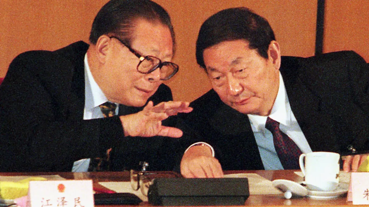 江澤民(左)時代,朱鎔基(右)接棒李鵬的國務院總理職位。(資料照,美聯社)