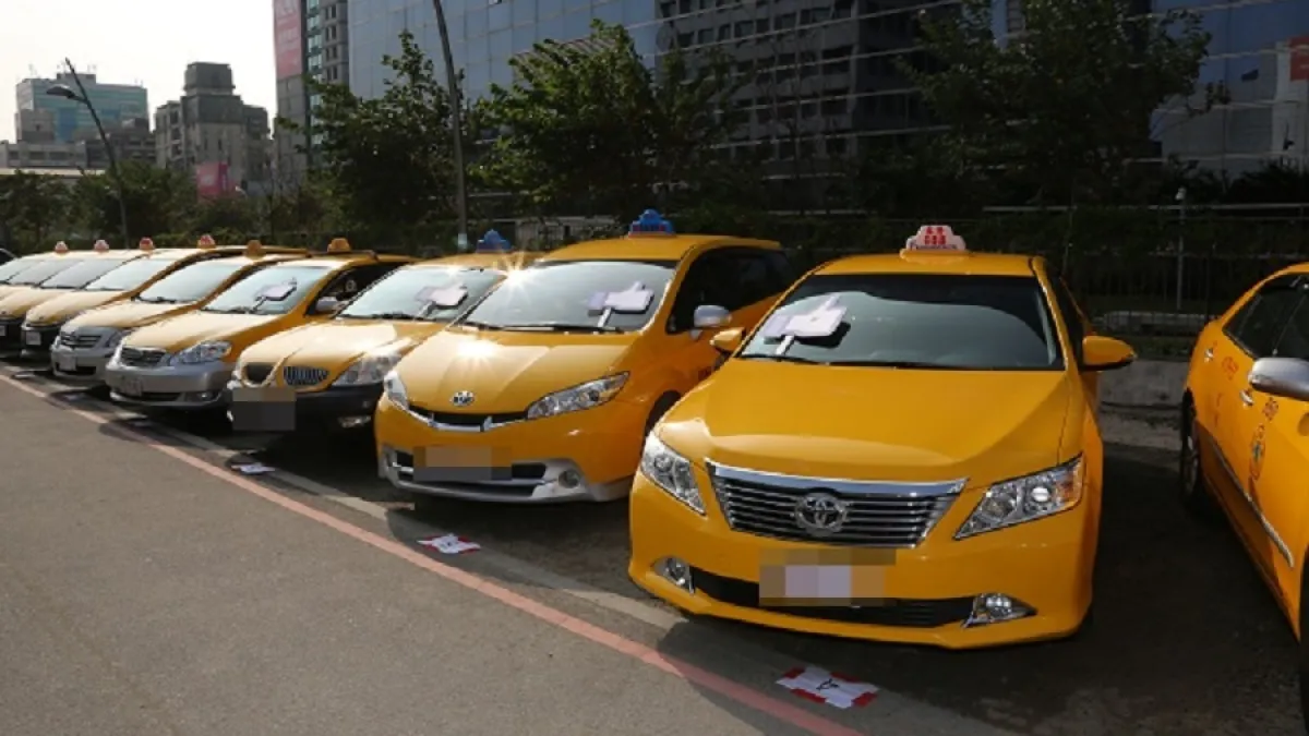 Uber撤資案暫緩! 逾百計程車堵政院抗議