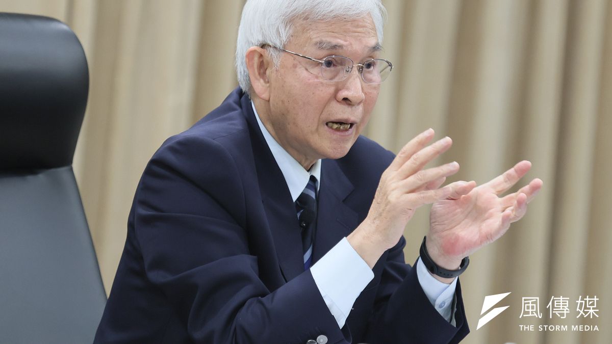 中央銀行總裁楊金龍21日出席央行理監事聯席會議會後記者,針對升息做出說明。(資料照,柯承惠攝) 中央銀行總裁楊金龍21日出席央行理監事聯席會議會後記者,針對升息做出說明。(資料照,柯承惠攝)