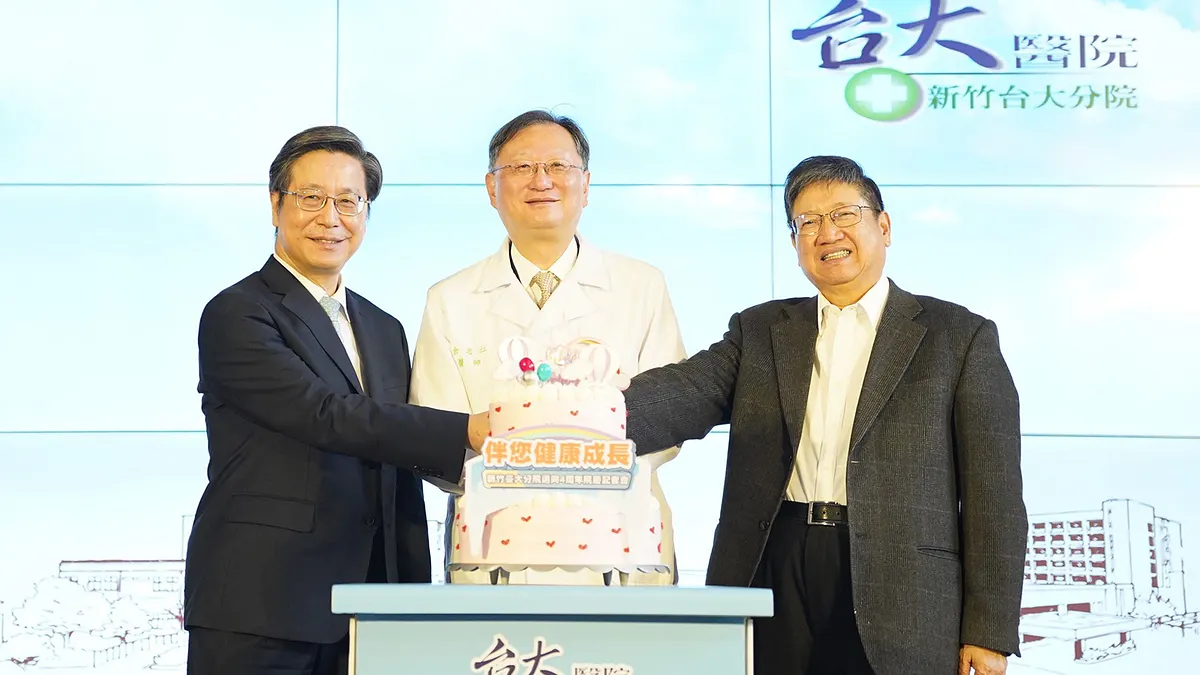 臺灣大學副校長張上淳(左起)、新竹臺大分院院長余忠仁、新竹縣長楊文科共同歡慶新竹臺大分院4周年院慶。(圖/新竹縣政府提供)