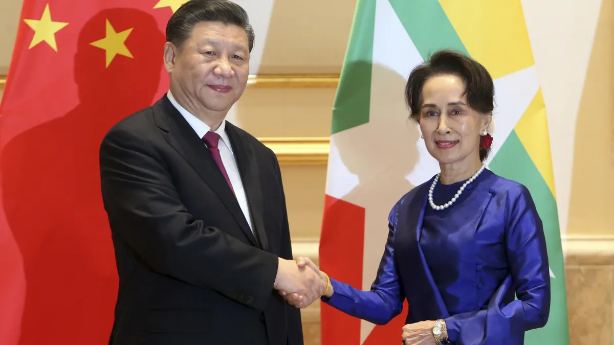 2020年1月17日,中國國家主席習近平抵達緬甸,進行為期兩天的訪問,與緬甸領導人翁山蘇姬合影。(AP)