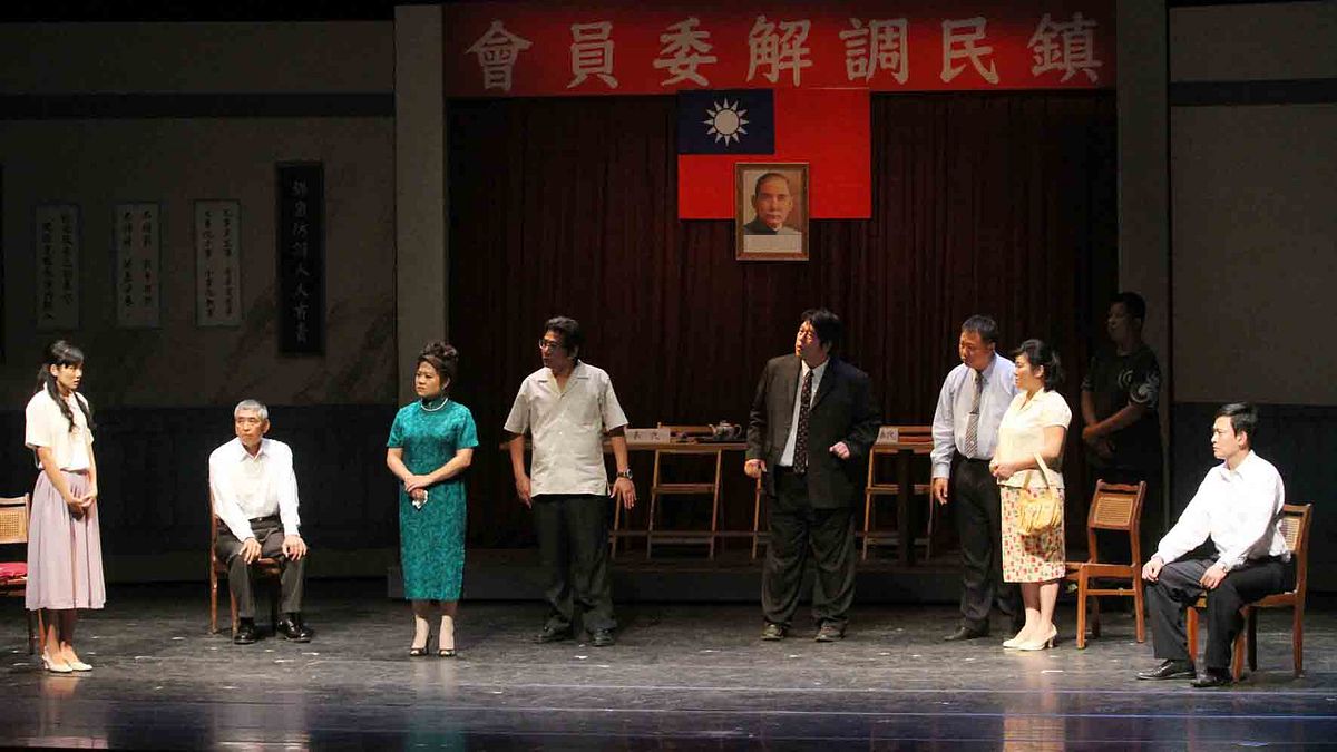 民國50年的社會與論如同現代人的網路公審,都有著不負責任的言論討論。(圖 / 綠光劇團) 民國50年的社會與論如同現代人的網路公審,都有著不負責任的言論討論。(圖 / 綠光劇團)