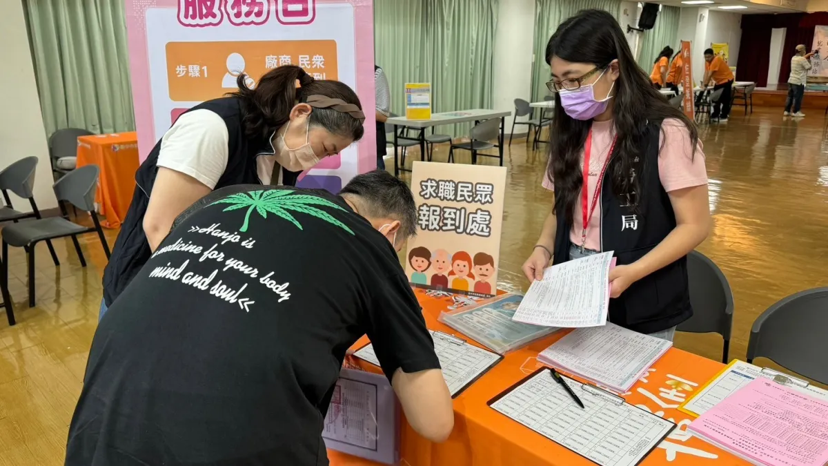 求職民眾前往中市勞工局設的就業服務櫃檯填寫求職資料。(圖/台中市政府)