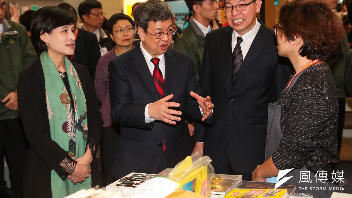 副總統陳建仁出席「第25屆台北國際書展」開幕記者會,很想念以前逛書店的時光。陳並表示,要使年金改革成功,台灣經濟要發展,過程中一定要追求公平正義。(顏麟宇攝) 副總統陳建仁出席「第25屆台北國際書展」開幕記者會,很想念以前逛書店的時光。陳並表示,要使年金改革成功,台灣經濟要發展,過程中一定要追求公平正義。(顏麟宇攝)