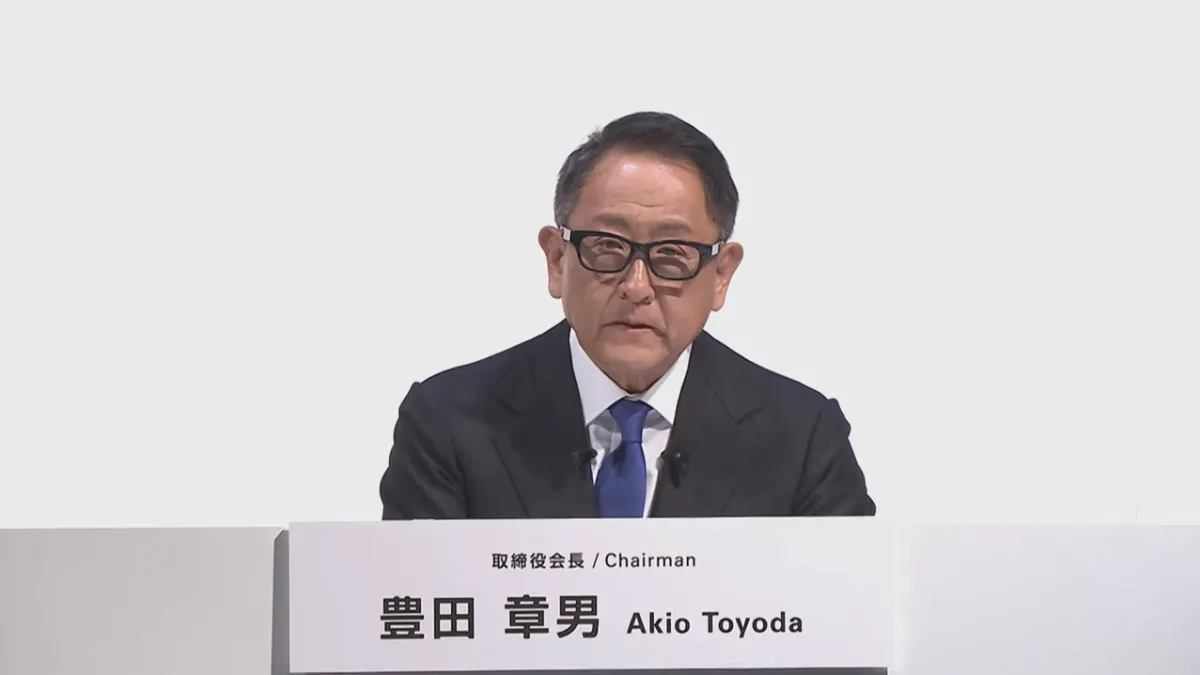 豐田等5家日本汽車業大廠先後承認其數據造假,並遭到國土交通省入廠搜查,消息震撼全日本。圖為事發當天,豐田董事長豐田章男在記者會上發言(圖片來源:Youtube截圖)
