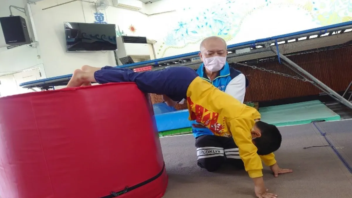 林建佳被爆曾仲介女子賣淫,更私下開班授課。(圖/翻攝自臉書/中華民國體操感覺統合總會)