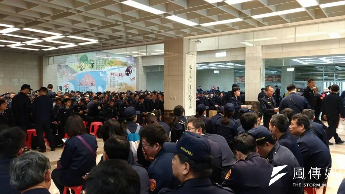 年金改革南區座談會議8日登場,高雄港務警察總隊莊富盛表示,警察人員工作性質讓他們「夭壽短命」,警消年金一毛都不能少。圖為會場內員警休息待命。(取自監督年金改革行動聯盟臉書) 年金改革南區座談會議8日登場,高雄港務警察總隊莊富盛表示,警察人員工作性質讓他們「夭壽短命」,警消年金一毛都不能少。圖為會場內員警休息待命。(取自監督年金改革行動聯盟臉書)