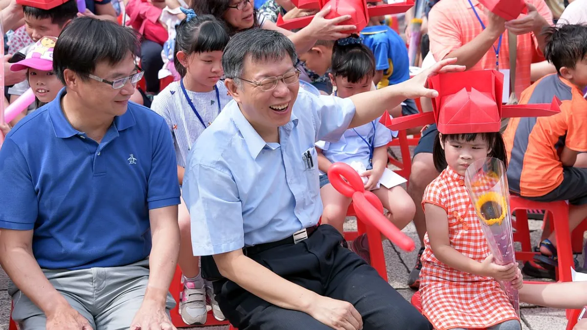 台北市長柯文哲(中)5日上午前往孔廟參加北市民政局主辦的「88愛無限大」活動時表示,物質供養容易,但時時保持關愛父母的心很難,呼籲大家要常常跟父母通個電話,聊聊天,「這樣父母就很開心了」。(取自台北市政府)