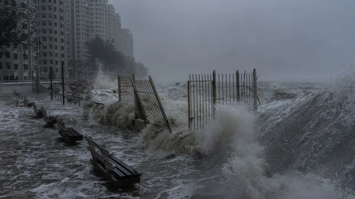樺加沙颱風襲擊香港,強風暴雨讓多地區出現災情。(美聯社) 樺加沙颱風襲擊香港,強風暴雨讓多地區出現災情。(美聯社)